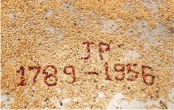 Café pergamino marcado a mano con las fechas 1789 y 1956