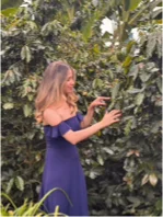 Mujer entre los cafetos de la finca