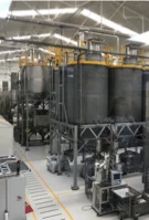 Planta de tostión con silos industriales