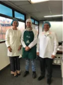 Equipo de control de calidad con batas